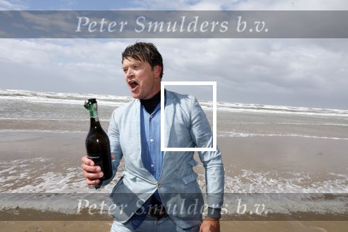 Bloemendaal 7 april 2022
Presentatie schoen van Beau v Erven Dorens in samenwerking met schoenenmerk Rehab. Beau komt al kite surfend aan . Zijn zonen zijn broers en vader zijn ook aanwezig bij strandtent de Republiek.