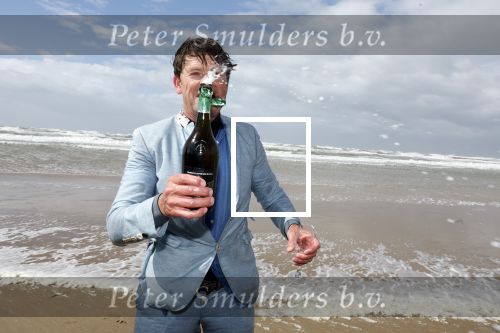Bloemendaal 7 april 2022
Presentatie schoen van Beau v Erven Dorens in samenwerking met schoenenmerk Rehab. Beau komt al kite surfend aan . Zijn zonen zijn broers en vader zijn ook aanwezig bij strandtent de Republiek.