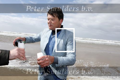 Bloemendaal 7 april 2022
Presentatie schoen van Beau v Erven Dorens in samenwerking met schoenenmerk Rehab. Beau komt al kite surfend aan . Zijn zonen zijn broers en vader zijn ook aanwezig bij strandtent de Republiek.