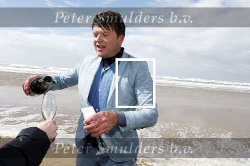 Bloemendaal 7 april 2022
Presentatie schoen van Beau v Erven Dorens in samenwerking met schoenenmerk Rehab. Beau komt al kite surfend aan . Zijn zonen zijn broers en vader zijn ook aanwezig bij strandtent de Republiek.