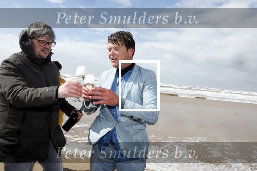 Bloemendaal 7 april 2022
Presentatie schoen van Beau v Erven Dorens in samenwerking met schoenenmerk Rehab. Beau komt al kite surfend aan . Zijn zonen zijn broers en vader zijn ook aanwezig bij strandtent de Republiek.