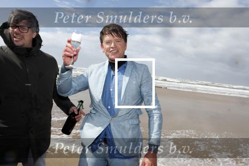 Bloemendaal 7 april 2022
Presentatie schoen van Beau v Erven Dorens in samenwerking met schoenenmerk Rehab. Beau komt al kite surfend aan . Zijn zonen zijn broers en vader zijn ook aanwezig bij strandtent de Republiek.