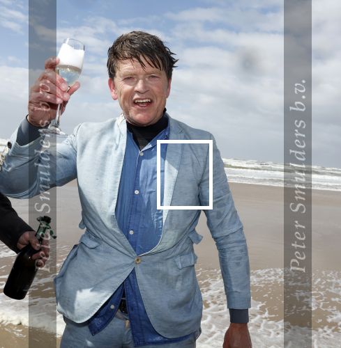 Bloemendaal 7 april 2022
Presentatie schoen van Beau v Erven Dorens in samenwerking met schoenenmerk Rehab. Beau komt al kite surfend aan . Zijn zonen zijn broers en vader zijn ook aanwezig bij strandtent de Republiek.