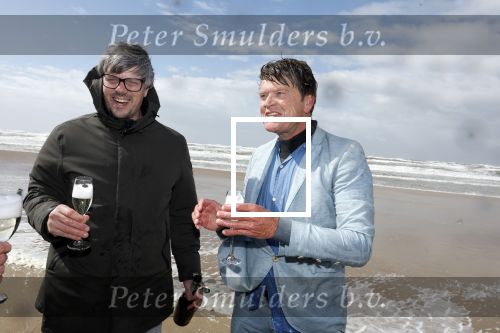 Bloemendaal 7 april 2022
Presentatie schoen van Beau v Erven Dorens in samenwerking met schoenenmerk Rehab. Beau komt al kite surfend aan . Zijn zonen zijn broers en vader zijn ook aanwezig bij strandtent de Republiek.
