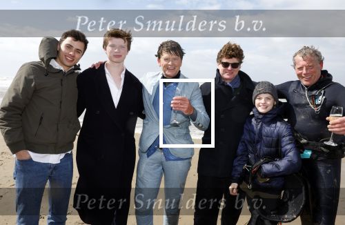Bloemendaal 7 april 2022
Presentatie schoen van Beau v Erven Dorens in samenwerking met schoenenmerk Rehab. Beau komt al kite surfend aan . Zijn zonen zijn broers en vader zijn ook aanwezig bij strandtent de Republiek.