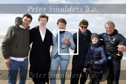 Bloemendaal 7 april 2022
Presentatie schoen van Beau v Erven Dorens in samenwerking met schoenenmerk Rehab. Beau komt al kite surfend aan . Zijn zonen zijn broers en vader zijn ook aanwezig bij strandtent de Republiek.