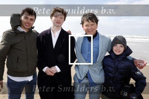 Bloemendaal 7 april 2022
Presentatie schoen van Beau v Erven Dorens in samenwerking met schoenenmerk Rehab. Beau komt al kite surfend aan . Zijn zonen zijn broers en vader zijn ook aanwezig bij strandtent de Republiek.