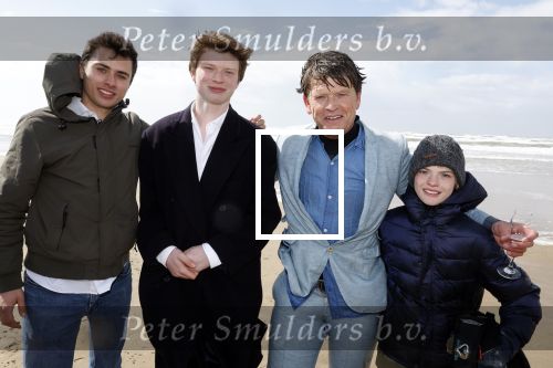 Bloemendaal 7 april 2022
Presentatie schoen van Beau v Erven Dorens in samenwerking met schoenenmerk Rehab. Beau komt al kite surfend aan . Zijn zonen zijn broers en vader zijn ook aanwezig bij strandtent de Republiek.
