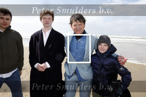 Bloemendaal 7 april 2022
Presentatie schoen van Beau v Erven Dorens in samenwerking met schoenenmerk Rehab. Beau komt al kite surfend aan . Zijn zonen zijn broers en vader zijn ook aanwezig bij strandtent de Republiek.