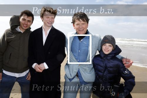 Bloemendaal 7 april 2022
Presentatie schoen van Beau v Erven Dorens in samenwerking met schoenenmerk Rehab. Beau komt al kite surfend aan . Zijn zonen zijn broers en vader zijn ook aanwezig bij strandtent de Republiek.