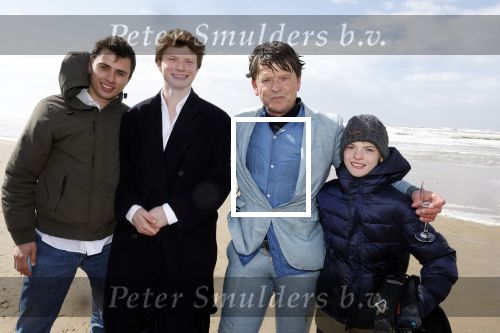 Bloemendaal 7 april 2022
Presentatie schoen van Beau v Erven Dorens in samenwerking met schoenenmerk Rehab. Beau komt al kite surfend aan . Zijn zonen zijn broers en vader zijn ook aanwezig bij strandtent de Republiek.