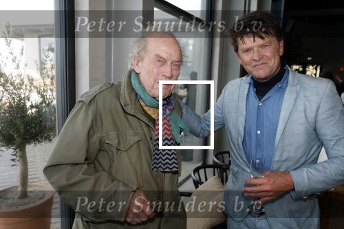 Bloemendaal 7 april 2022
Presentatie schoen van Beau v Erven Dorens in samenwerking met schoenenmerk Rehab. Beau komt al kite surfend aan . Zijn zonen zijn broers en vader zijn ook aanwezig bij strandtent de Republiek.