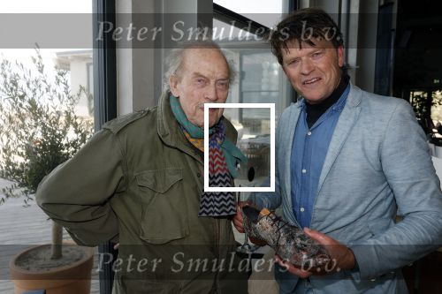 Bloemendaal 7 april 2022
Presentatie schoen van Beau v Erven Dorens in samenwerking met schoenenmerk Rehab. Beau komt al kite surfend aan . Zijn zonen zijn broers en vader zijn ook aanwezig bij strandtent de Republiek.