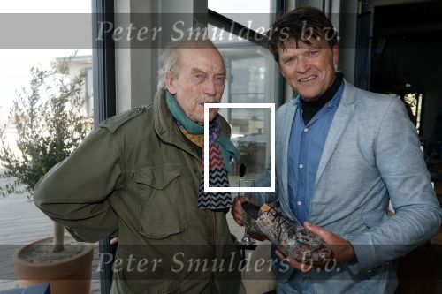 Bloemendaal 7 april 2022
Presentatie schoen van Beau v Erven Dorens in samenwerking met schoenenmerk Rehab. Beau komt al kite surfend aan . Zijn zonen zijn broers en vader zijn ook aanwezig bij strandtent de Republiek.