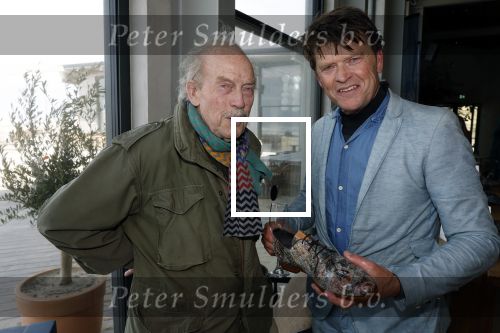 Bloemendaal 7 april 2022
Presentatie schoen van Beau v Erven Dorens in samenwerking met schoenenmerk Rehab. Beau komt al kite surfend aan . Zijn zonen zijn broers en vader zijn ook aanwezig bij strandtent de Republiek.