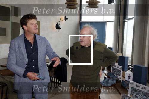Bloemendaal 7 april 2022
Presentatie schoen van Beau v Erven Dorens in samenwerking met schoenenmerk Rehab. Beau komt al kite surfend aan . Zijn zonen zijn broers en vader zijn ook aanwezig bij strandtent de Republiek.