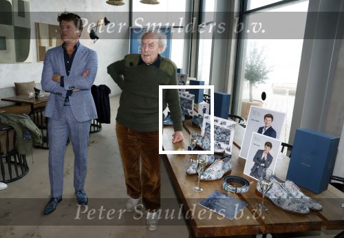 Bloemendaal 7 april 2022
Presentatie schoen van Beau v Erven Dorens in samenwerking met schoenenmerk Rehab. Beau komt al kite surfend aan . Zijn zonen zijn broers en vader zijn ook aanwezig bij strandtent de Republiek.