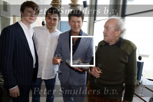Bloemendaal 7 april 2022
Presentatie schoen van Beau v Erven Dorens in samenwerking met schoenenmerk Rehab. Beau komt al kite surfend aan . Zijn zonen zijn broers en vader zijn ook aanwezig bij strandtent de Republiek.