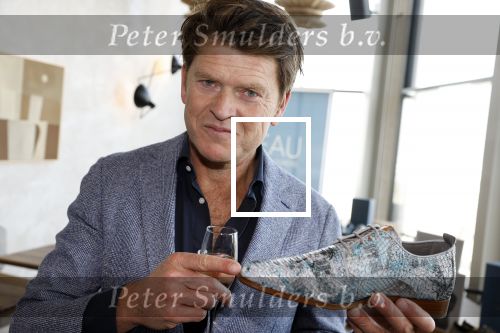 Bloemendaal 7 april 2022
Presentatie schoen van Beau v Erven Dorens in samenwerking met schoenenmerk Rehab. Beau komt al kite surfend aan . Zijn zonen zijn broers en vader zijn ook aanwezig bij strandtent de Republiek.
