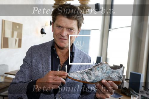 Bloemendaal 7 april 2022
Presentatie schoen van Beau v Erven Dorens in samenwerking met schoenenmerk Rehab. Beau komt al kite surfend aan . Zijn zonen zijn broers en vader zijn ook aanwezig bij strandtent de Republiek.