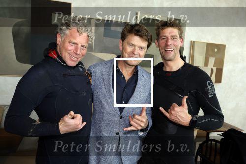 Bloemendaal 7 april 2022
Presentatie schoen van Beau v Erven Dorens in samenwerking met schoenenmerk Rehab. Beau komt al kite surfend aan . Zijn zonen zijn broers en vader zijn ook aanwezig bij strandtent de Republiek.
