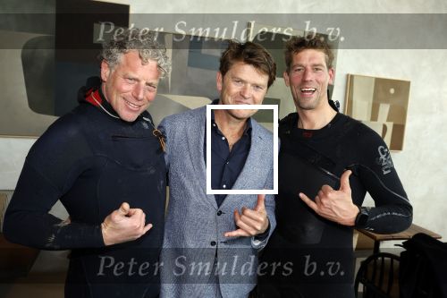 Bloemendaal 7 april 2022
Presentatie schoen van Beau v Erven Dorens in samenwerking met schoenenmerk Rehab. Beau komt al kite surfend aan . Zijn zonen zijn broers en vader zijn ook aanwezig bij strandtent de Republiek.