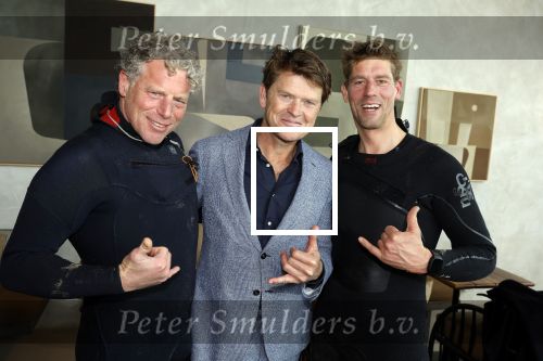 Bloemendaal 7 april 2022
Presentatie schoen van Beau v Erven Dorens in samenwerking met schoenenmerk Rehab. Beau komt al kite surfend aan . Zijn zonen zijn broers en vader zijn ook aanwezig bij strandtent de Republiek.