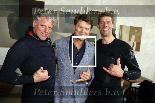 Bloemendaal 7 april 2022
Presentatie schoen van Beau v Erven Dorens in samenwerking met schoenenmerk Rehab. Beau komt al kite surfend aan . Zijn zonen zijn broers en vader zijn ook aanwezig bij strandtent de Republiek.