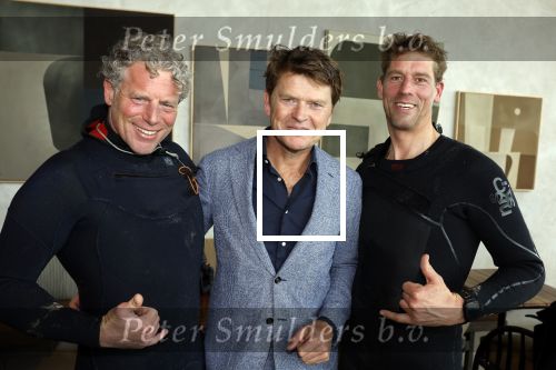 Bloemendaal 7 april 2022
Presentatie schoen van Beau v Erven Dorens in samenwerking met schoenenmerk Rehab. Beau komt al kite surfend aan . Zijn zonen zijn broers en vader zijn ook aanwezig bij strandtent de Republiek.