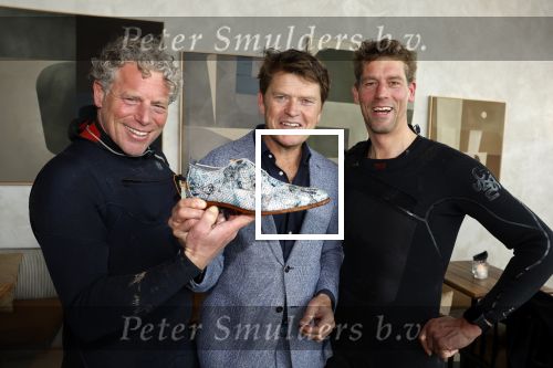 Bloemendaal 7 april 2022
Presentatie schoen van Beau v Erven Dorens in samenwerking met schoenenmerk Rehab. Beau komt al kite surfend aan . Zijn zonen zijn broers en vader zijn ook aanwezig bij strandtent de Republiek.