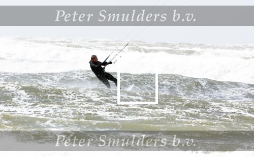 Bloemendaal 7 april 2022
Presentatie schoen van Beau v Erven Dorens in samenwerking met schoenenmerk Rehab. Beau komt al kite surfend aan . Zijn zonen zijn broers en vader zijn ook aanwezig bij strandtent de Republiek.