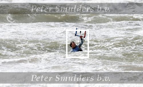 Bloemendaal 7 april 2022
Presentatie schoen van Beau v Erven Dorens in samenwerking met schoenenmerk Rehab. Beau komt al kite surfend aan . Zijn zonen zijn broers en vader zijn ook aanwezig bij strandtent de Republiek.
