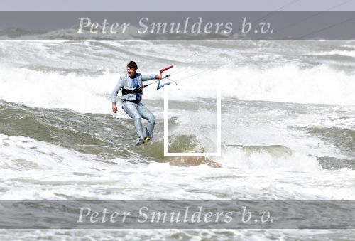 Bloemendaal 7 april 2022
Presentatie schoen van Beau v Erven Dorens in samenwerking met schoenenmerk Rehab. Beau komt al kite surfend aan . Zijn zonen zijn broers en vader zijn ook aanwezig bij strandtent de Republiek.
