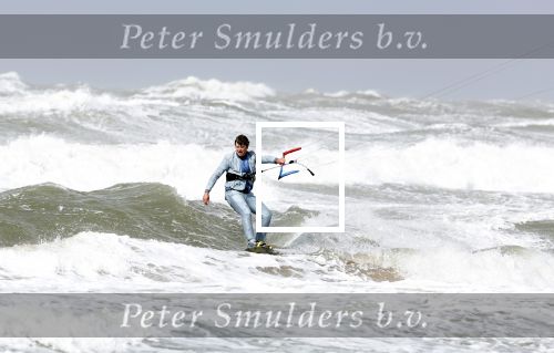 Bloemendaal 7 april 2022
Presentatie schoen van Beau v Erven Dorens in samenwerking met schoenenmerk Rehab. Beau komt al kite surfend aan . Zijn zonen zijn broers en vader zijn ook aanwezig bij strandtent de Republiek.
