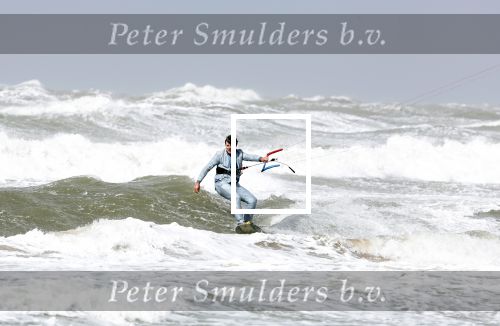 Bloemendaal 7 april 2022
Presentatie schoen van Beau v Erven Dorens in samenwerking met schoenenmerk Rehab. Beau komt al kite surfend aan . Zijn zonen zijn broers en vader zijn ook aanwezig bij strandtent de Republiek.