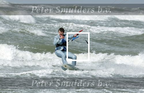 Bloemendaal 7 april 2022
Presentatie schoen van Beau v Erven Dorens in samenwerking met schoenenmerk Rehab. Beau komt al kite surfend aan . Zijn zonen zijn broers en vader zijn ook aanwezig bij strandtent de Republiek.