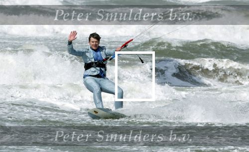 Bloemendaal 7 april 2022
Presentatie schoen van Beau v Erven Dorens in samenwerking met schoenenmerk Rehab. Beau komt al kite surfend aan . Zijn zonen zijn broers en vader zijn ook aanwezig bij strandtent de Republiek.