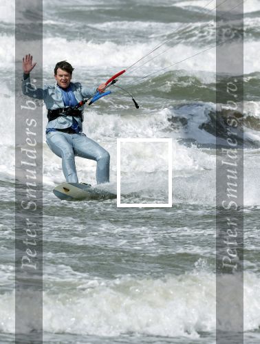 Bloemendaal 7 april 2022
Presentatie schoen van Beau v Erven Dorens in samenwerking met schoenenmerk Rehab. Beau komt al kite surfend aan . Zijn zonen zijn broers en vader zijn ook aanwezig bij strandtent de Republiek.