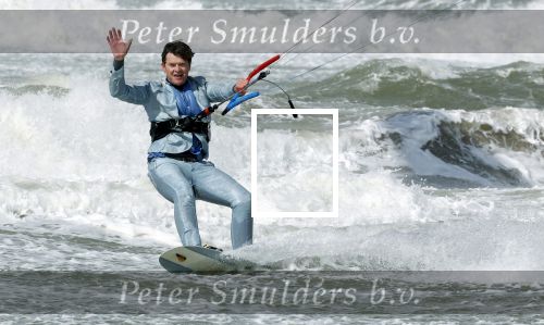 Bloemendaal 7 april 2022
Presentatie schoen van Beau v Erven Dorens in samenwerking met schoenenmerk Rehab. Beau komt al kite surfend aan . Zijn zonen zijn broers en vader zijn ook aanwezig bij strandtent de Republiek.