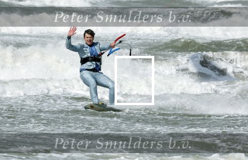 Bloemendaal 7 april 2022
Presentatie schoen van Beau v Erven Dorens in samenwerking met schoenenmerk Rehab. Beau komt al kite surfend aan . Zijn zonen zijn broers en vader zijn ook aanwezig bij strandtent de Republiek.