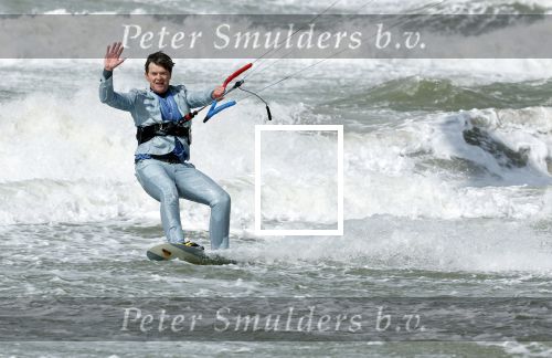 Bloemendaal 7 april 2022
Presentatie schoen van Beau v Erven Dorens in samenwerking met schoenenmerk Rehab. Beau komt al kite surfend aan . Zijn zonen zijn broers en vader zijn ook aanwezig bij strandtent de Republiek.