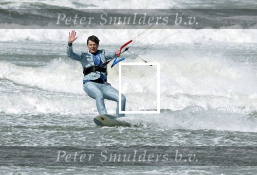 Bloemendaal 7 april 2022
Presentatie schoen van Beau v Erven Dorens in samenwerking met schoenenmerk Rehab. Beau komt al kite surfend aan . Zijn zonen zijn broers en vader zijn ook aanwezig bij strandtent de Republiek.