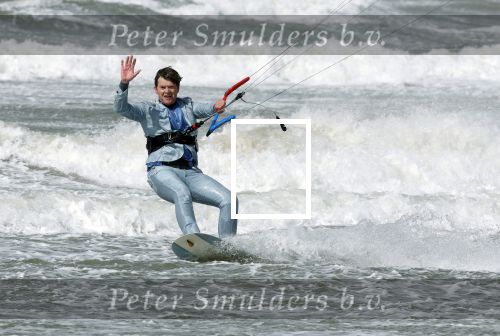 Bloemendaal 7 april 2022
Presentatie schoen van Beau v Erven Dorens in samenwerking met schoenenmerk Rehab. Beau komt al kite surfend aan . Zijn zonen zijn broers en vader zijn ook aanwezig bij strandtent de Republiek.