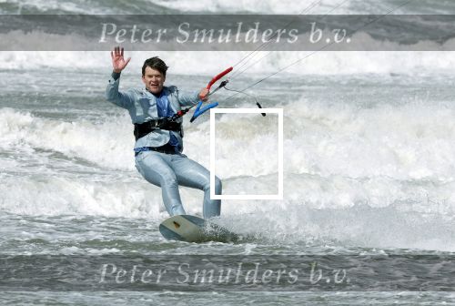 Bloemendaal 7 april 2022
Presentatie schoen van Beau v Erven Dorens in samenwerking met schoenenmerk Rehab. Beau komt al kite surfend aan . Zijn zonen zijn broers en vader zijn ook aanwezig bij strandtent de Republiek.