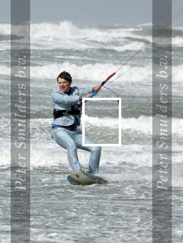 Bloemendaal 7 april 2022
Presentatie schoen van Beau v Erven Dorens in samenwerking met schoenenmerk Rehab. Beau komt al kite surfend aan . Zijn zonen zijn broers en vader zijn ook aanwezig bij strandtent de Republiek.
