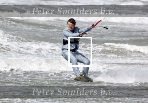 Bloemendaal 7 april 2022
Presentatie schoen van Beau v Erven Dorens in samenwerking met schoenenmerk Rehab. Beau komt al kite surfend aan . Zijn zonen zijn broers en vader zijn ook aanwezig bij strandtent de Republiek.