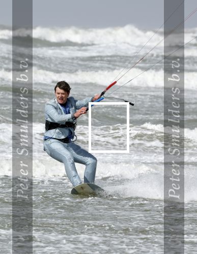 Bloemendaal 7 april 2022
Presentatie schoen van Beau v Erven Dorens in samenwerking met schoenenmerk Rehab. Beau komt al kite surfend aan . Zijn zonen zijn broers en vader zijn ook aanwezig bij strandtent de Republiek.