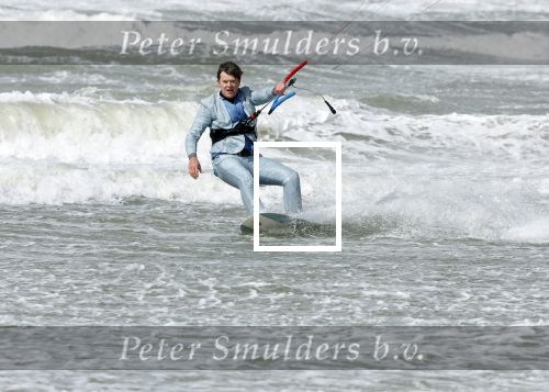 Bloemendaal 7 april 2022
Presentatie schoen van Beau v Erven Dorens in samenwerking met schoenenmerk Rehab. Beau komt al kite surfend aan . Zijn zonen zijn broers en vader zijn ook aanwezig bij strandtent de Republiek.