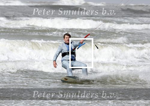 Bloemendaal 7 april 2022
Presentatie schoen van Beau v Erven Dorens in samenwerking met schoenenmerk Rehab. Beau komt al kite surfend aan . Zijn zonen zijn broers en vader zijn ook aanwezig bij strandtent de Republiek.