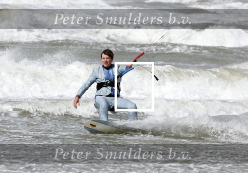 Bloemendaal 7 april 2022
Presentatie schoen van Beau v Erven Dorens in samenwerking met schoenenmerk Rehab. Beau komt al kite surfend aan . Zijn zonen zijn broers en vader zijn ook aanwezig bij strandtent de Republiek.